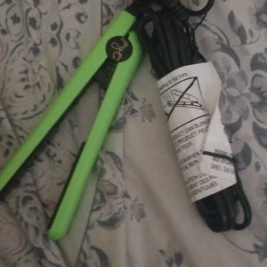 selling a tiny hair straightner...